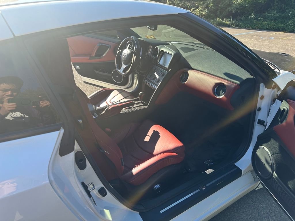 Used 2014 Nissan GT-R Premium w/ Premium Interior Package image 32