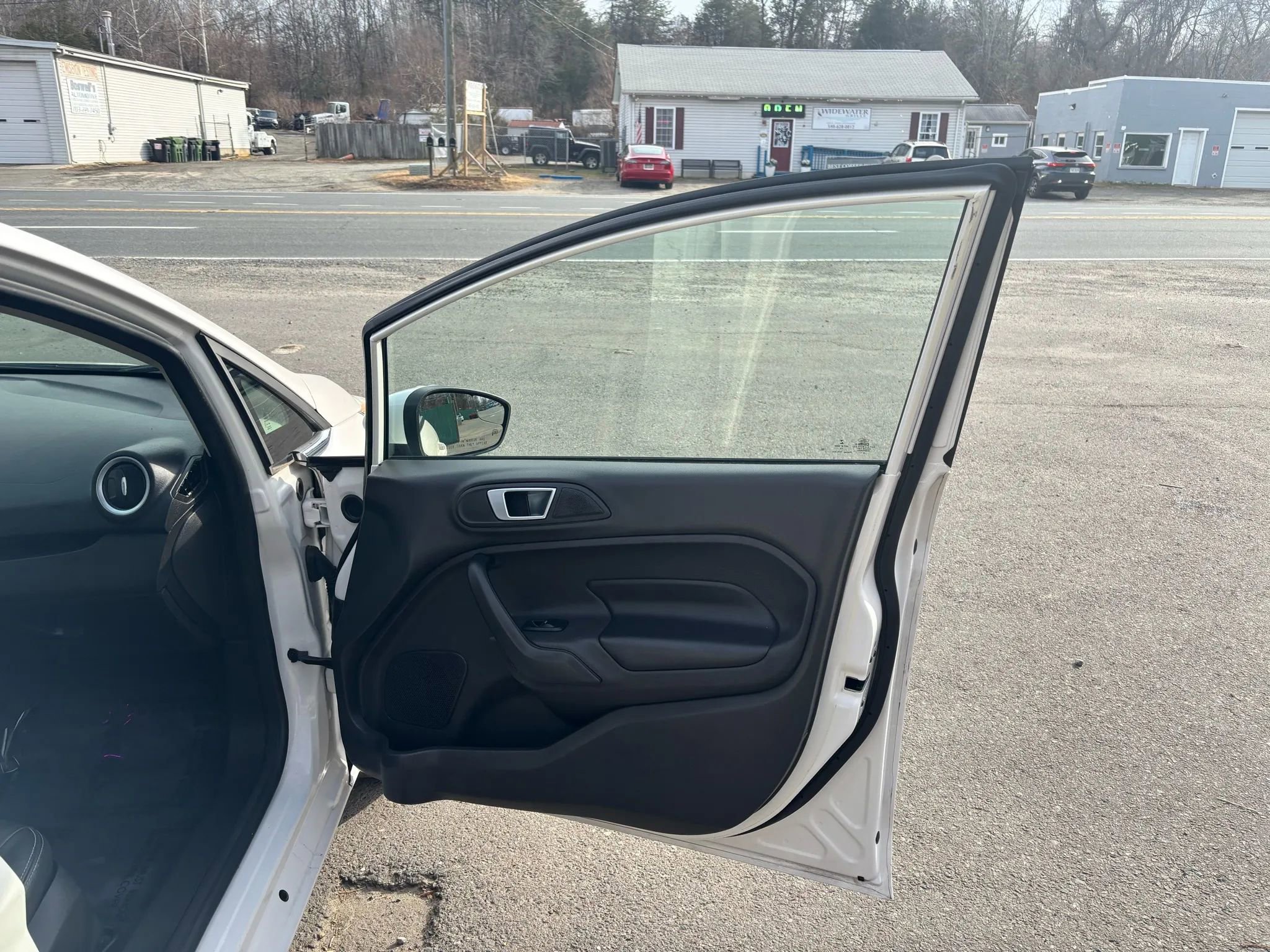 Used 2016 Ford Fiesta Titanium image 16