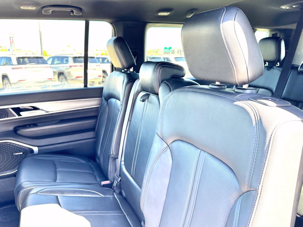 Used 2025 Jeep Wagoneer L Series II w/ 8-pass Seating Package AWD/4WD image 14