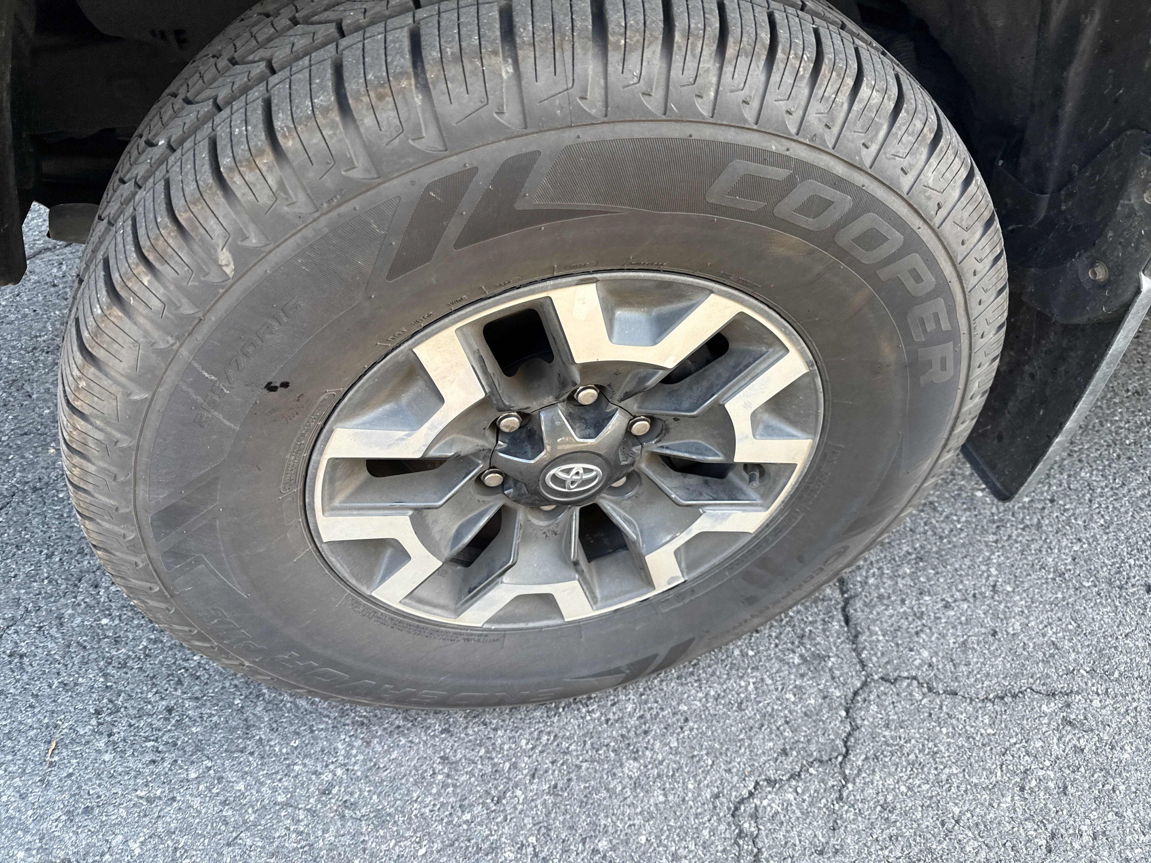 Used 2022 Toyota Tacoma TRD Off-Road w/ Technology Package image 3