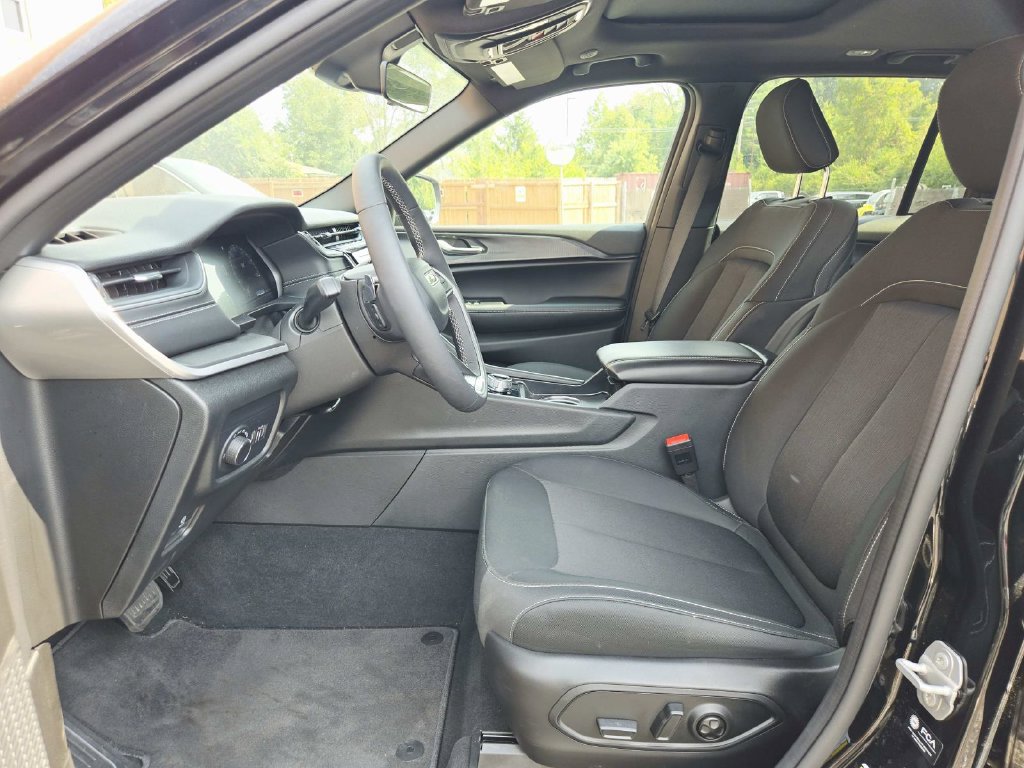 New 2025 Jeep Grand Cherokee Laredo X w/ Luxury Tech Group I AWD/4WD image 12