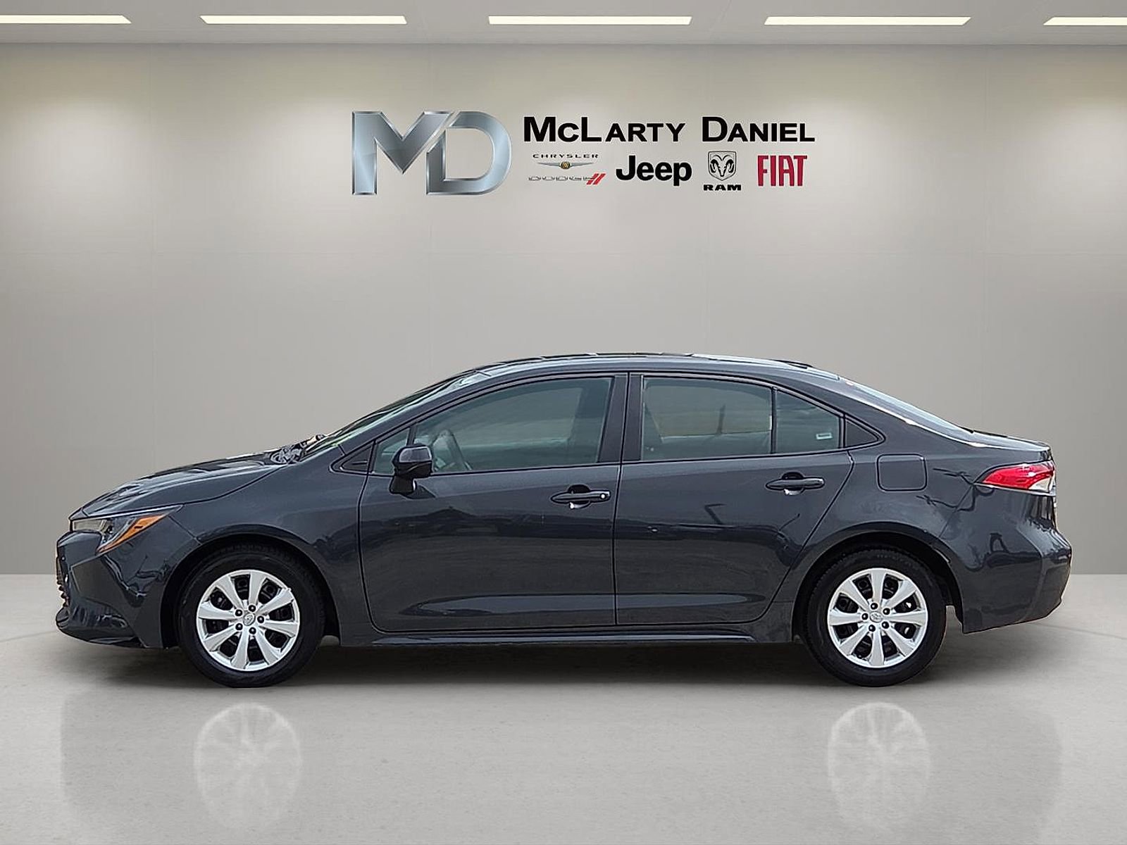 Used 2025 Toyota Corolla LE FWD image 3