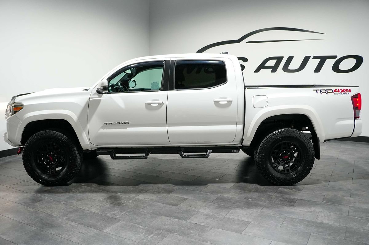 Used 2018 Toyota Tacoma TRD Sport w/ Technology Package image 3