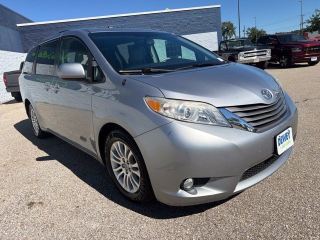 Used 2012 Toyota Sienna XLE w/ Entertainment Pkg FWD image 7