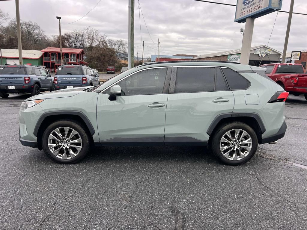 Used 2020 Toyota RAV4 XLE Premium image 4