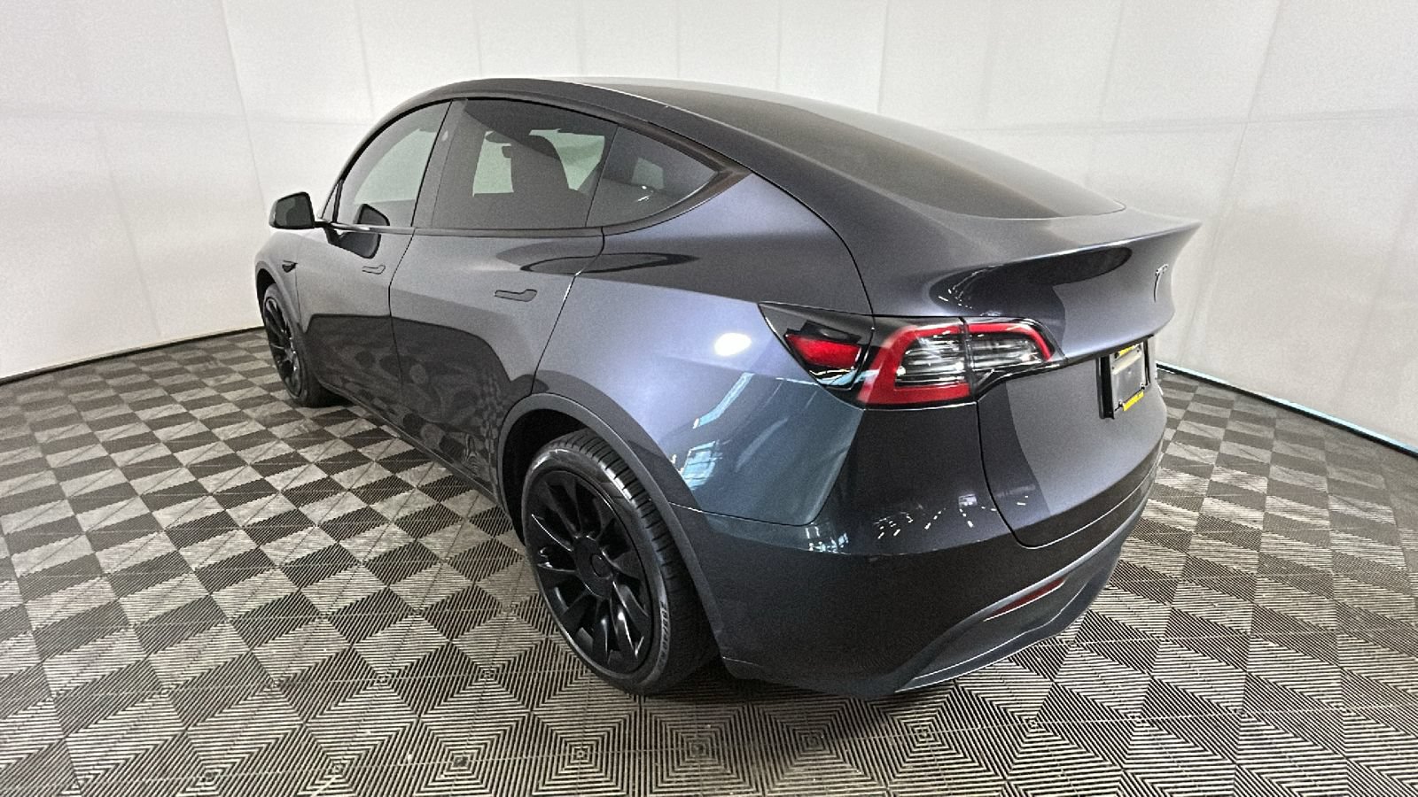 Used 2024 Tesla Model Y Long Range AWD/4WD video 4