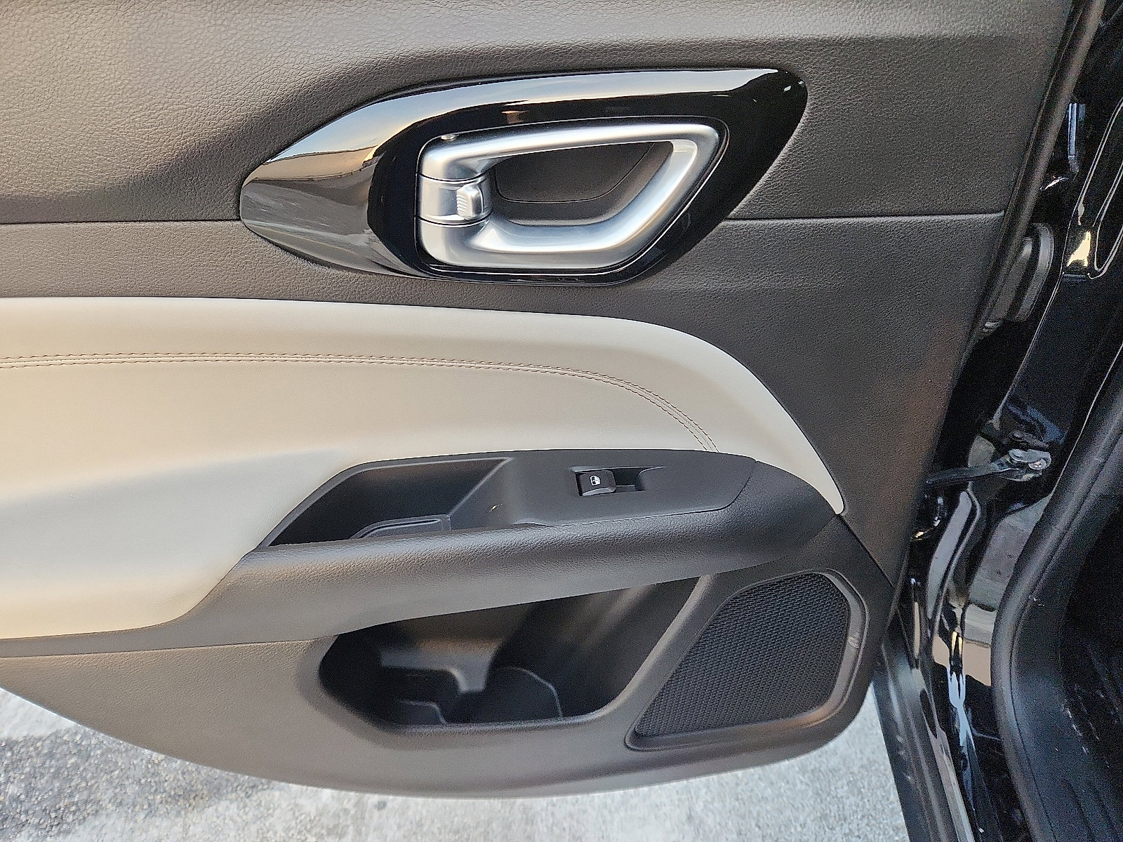 Used 2025 Jeep Compass Limited image 27