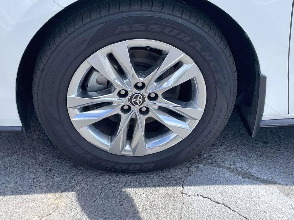 Used 2023 Toyota Sienna Limited image 22