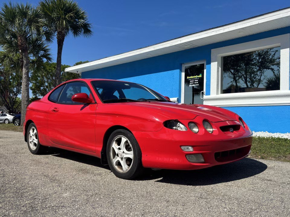 Used 2001 Hyundai Tiburon FWD image 2