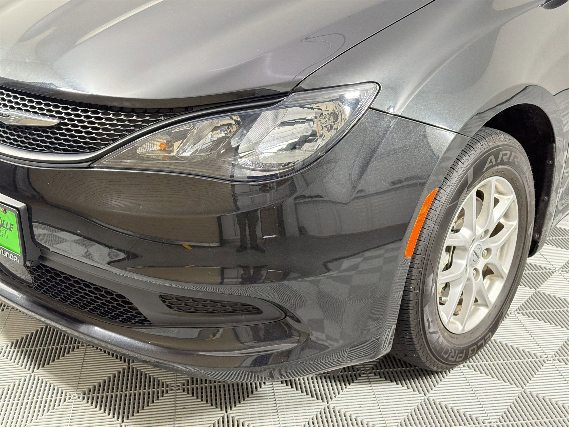 Used 2023 Chrysler Voyager LX image 11