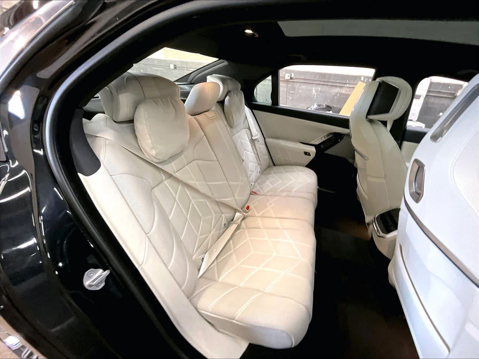 Used 2024 BMW i7 xDrive60 w/ Executive Package AWD/4WD image 30