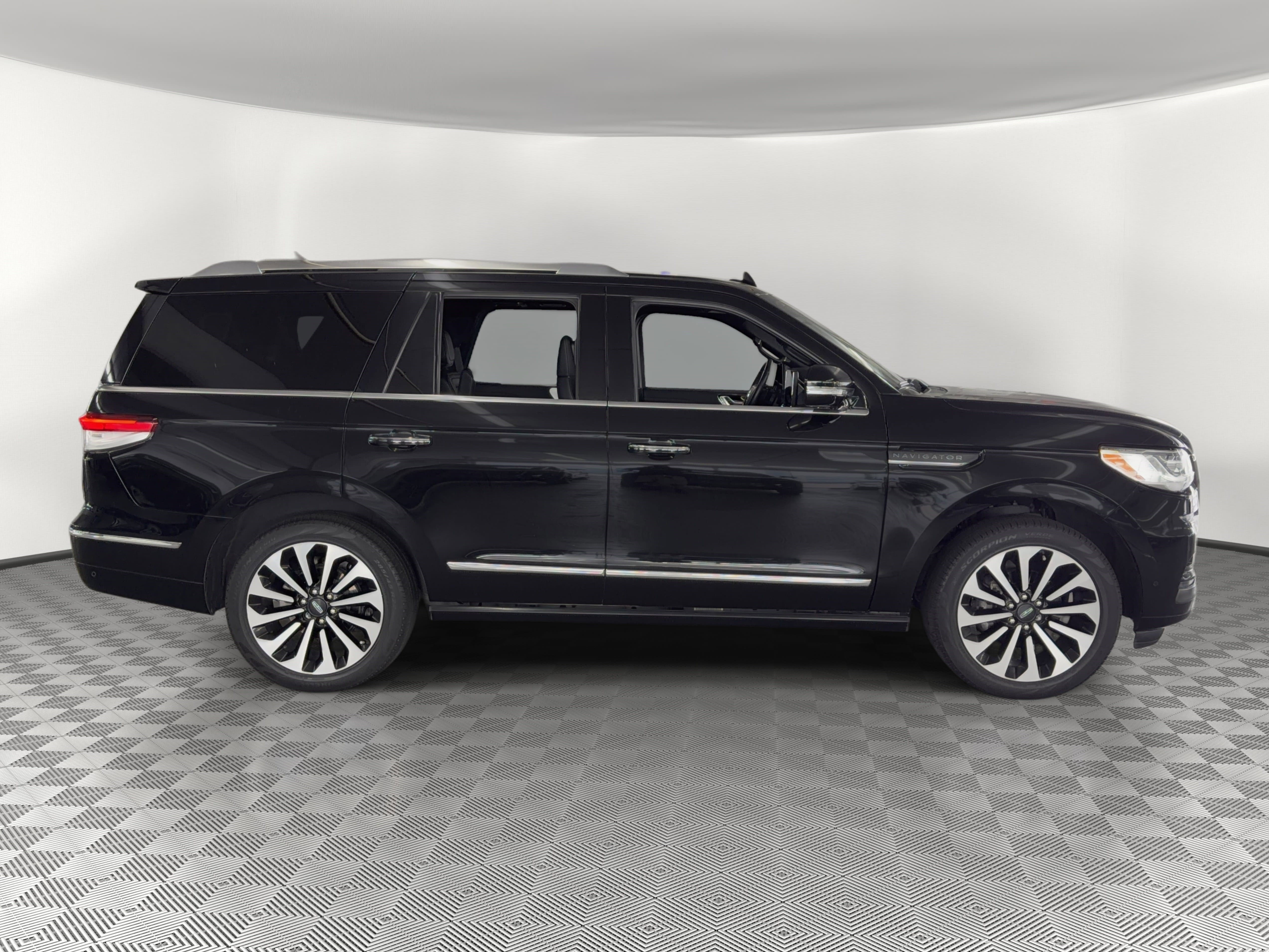 Used 2024 Lincoln Navigator Reserve AWD/4WD image 8