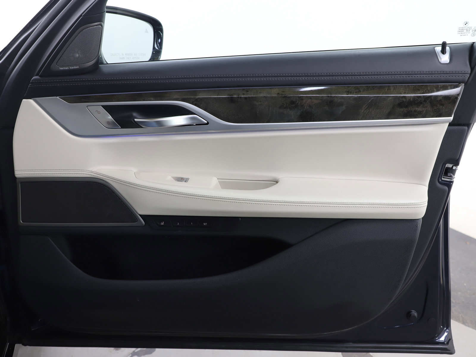 Used 2020 BMW 750i xDrive w/ Executive Package image 9