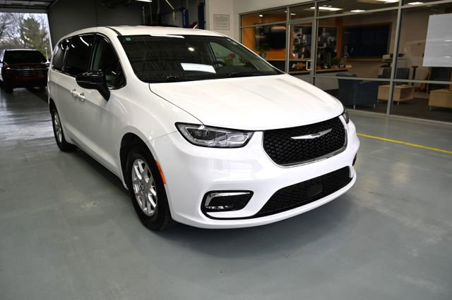 Used 2024 Chrysler Pacifica Touring-L FWD image 3