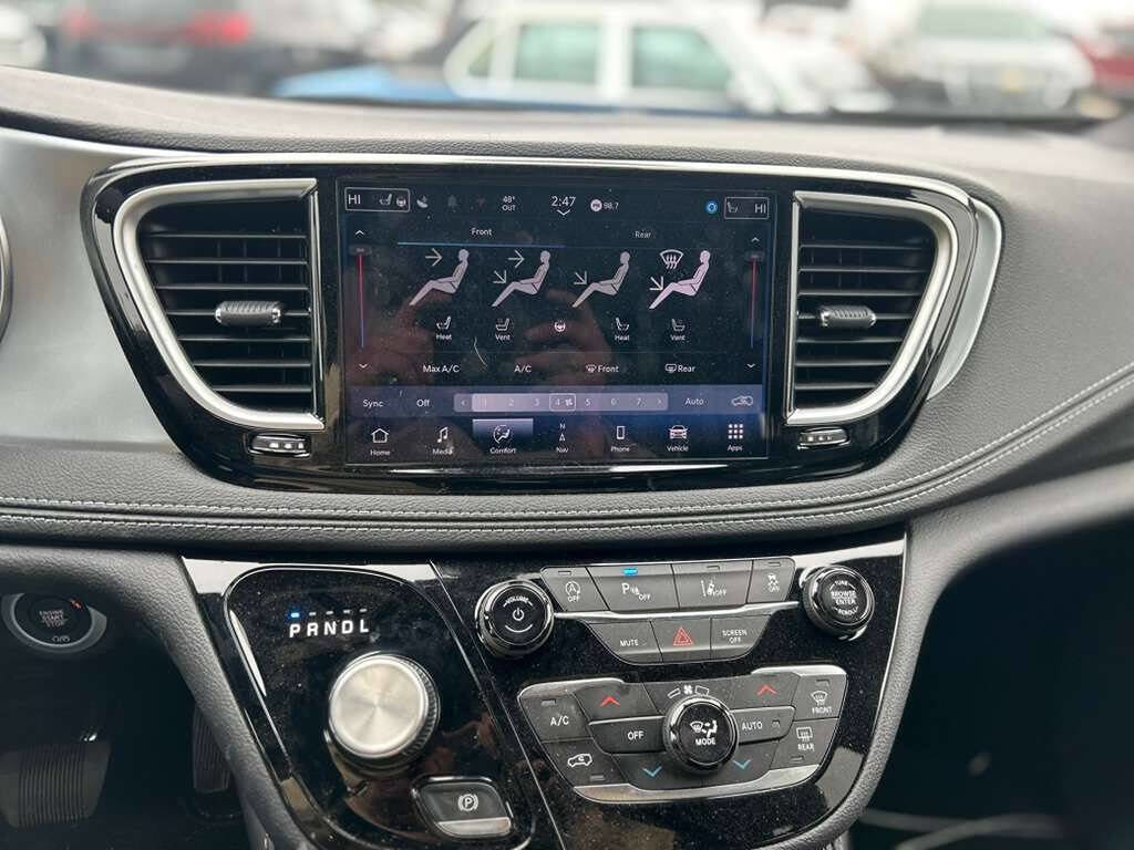 Used 2026 Chrysler Pacifica Limited image 13