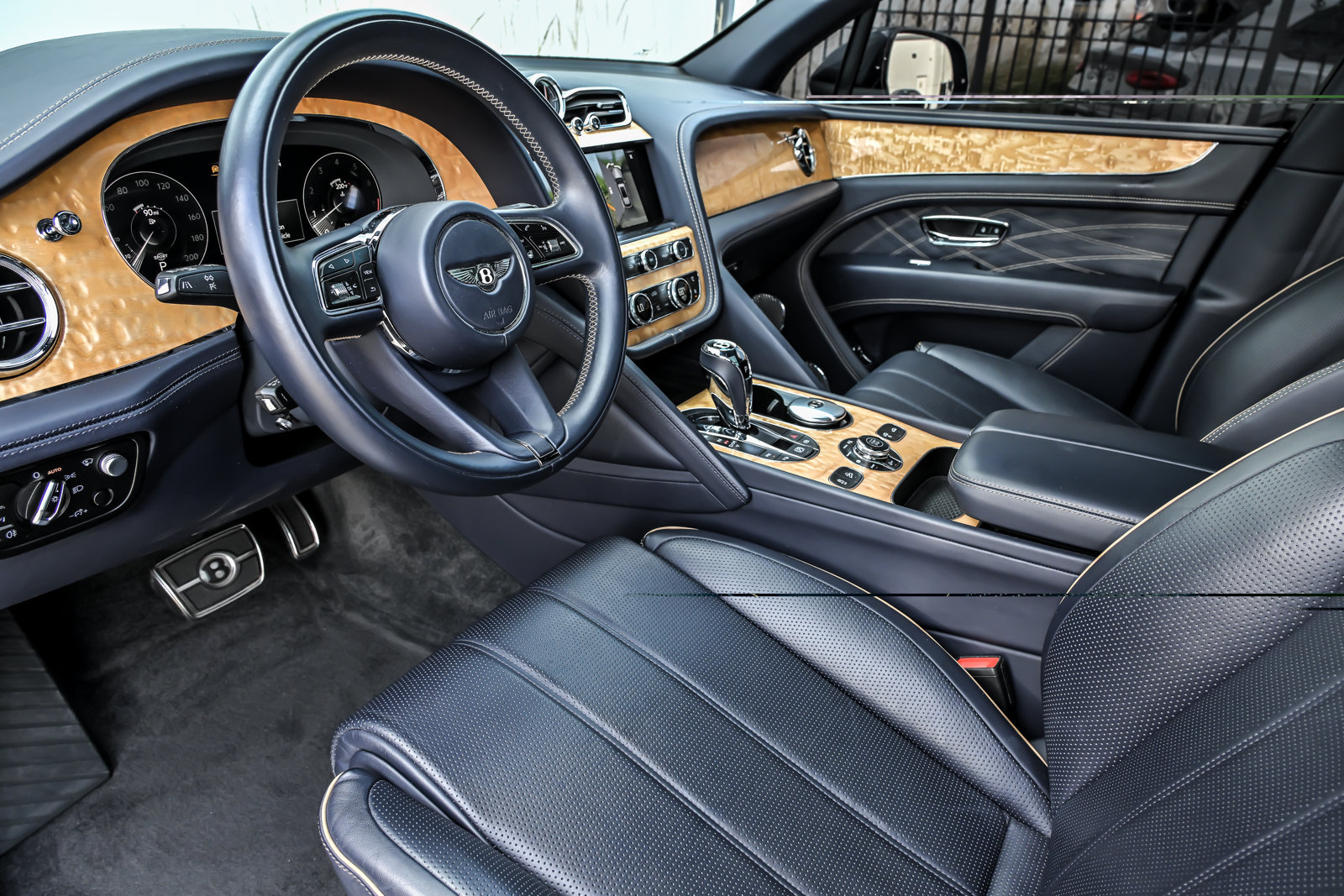 Certified 2023 Bentley Bentayga Extended Wheelbase AWD/4WD image 19