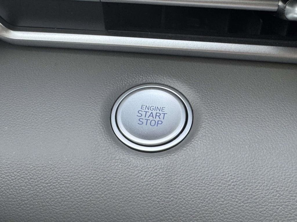 Certified 2025 Hyundai Elantra Sport image 29