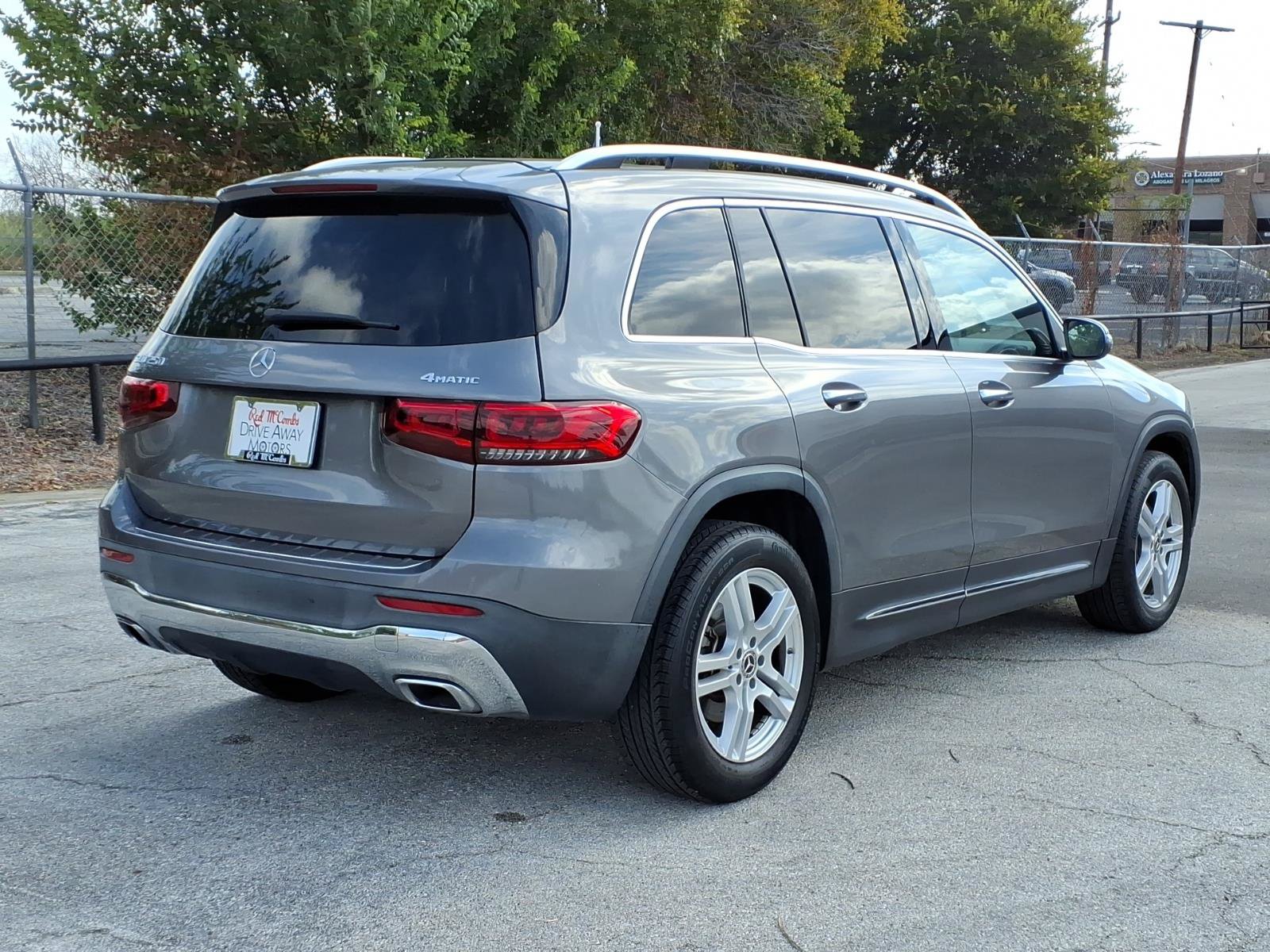 Used 2023 Mercedes-Benz GLB 250 4MATIC image 3