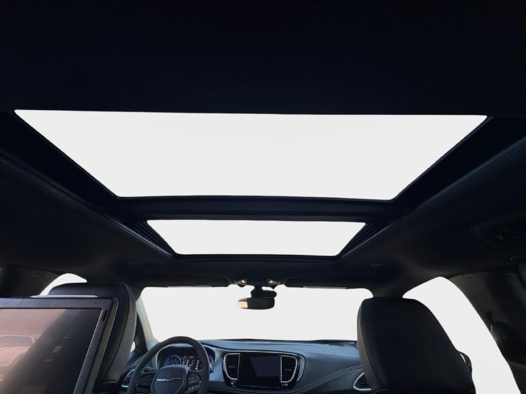 New 2026 Chrysler Pacifica Limited w/ Uconnect Theater Family Group FWD image 28