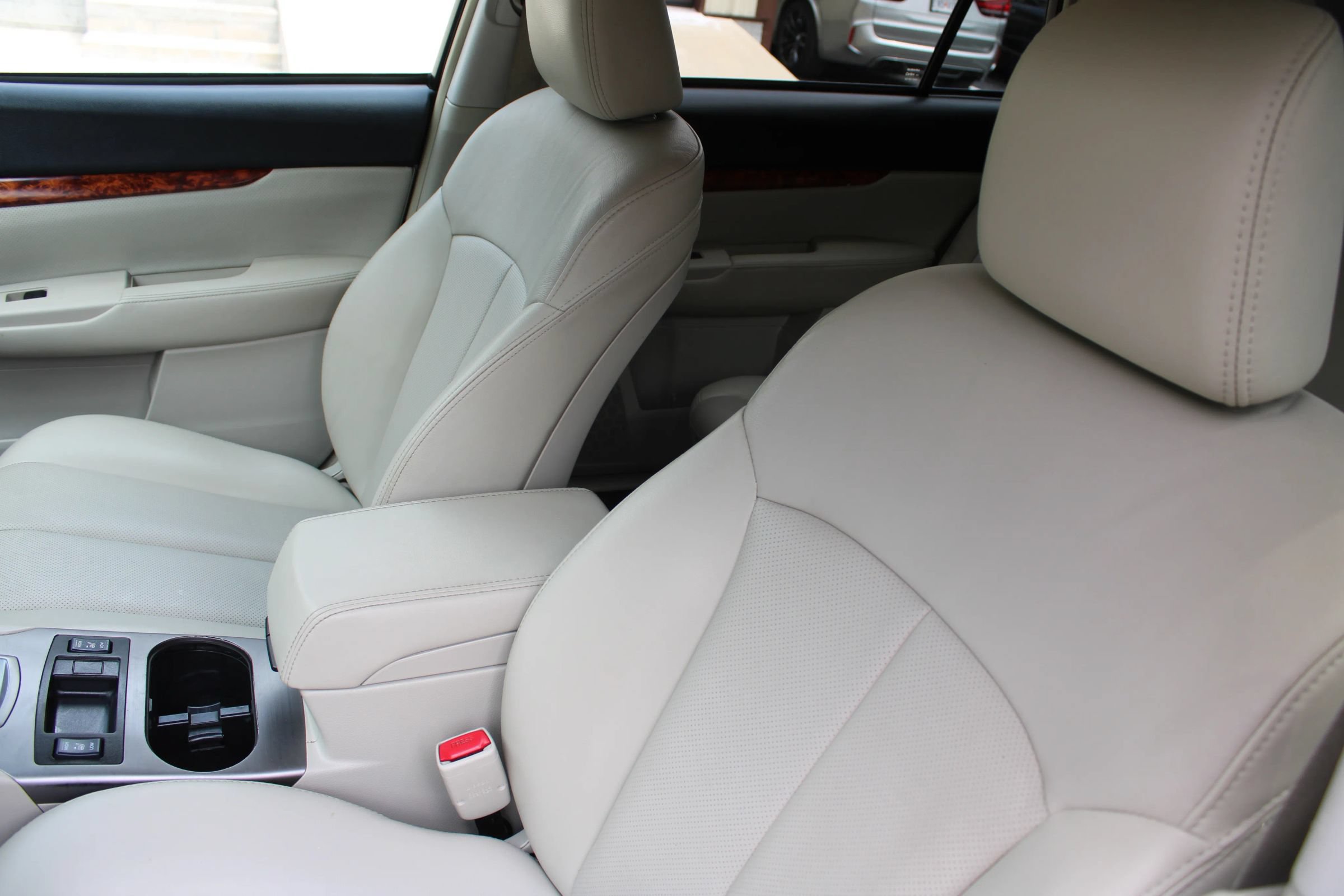 Used 2012 Subaru Outback 3.6R Limited AWD/4WD image 15