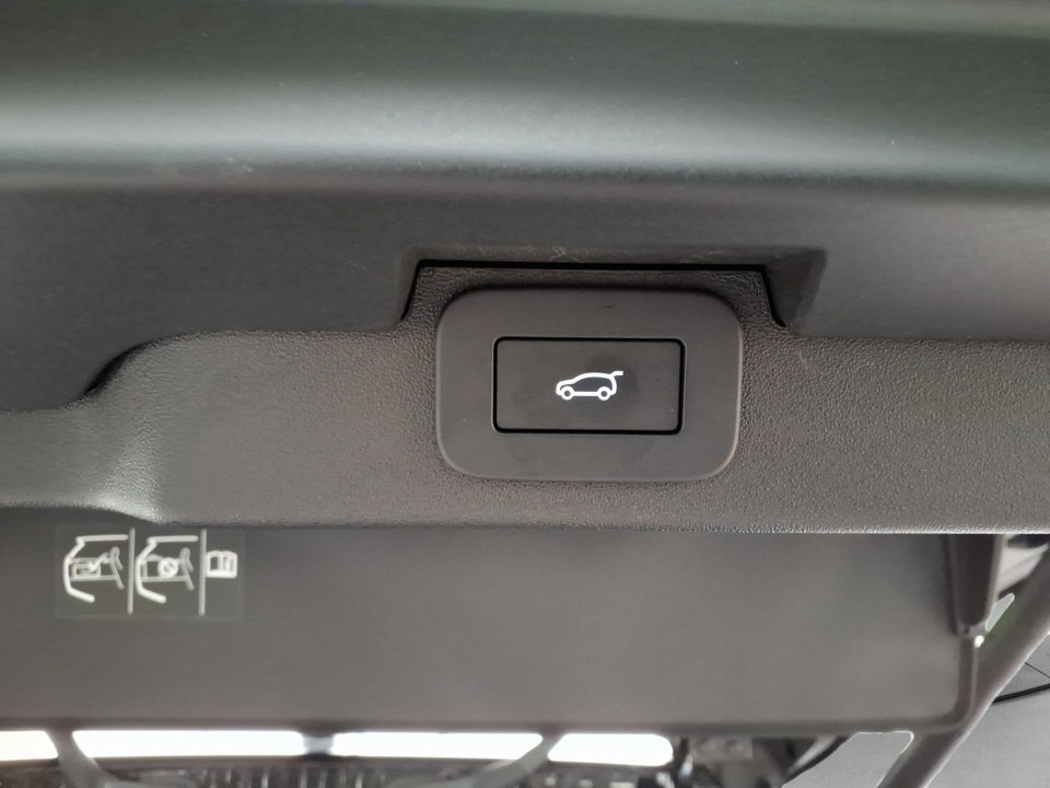 Certified 2024 Land Rover Discovery Dynamic SE image 12