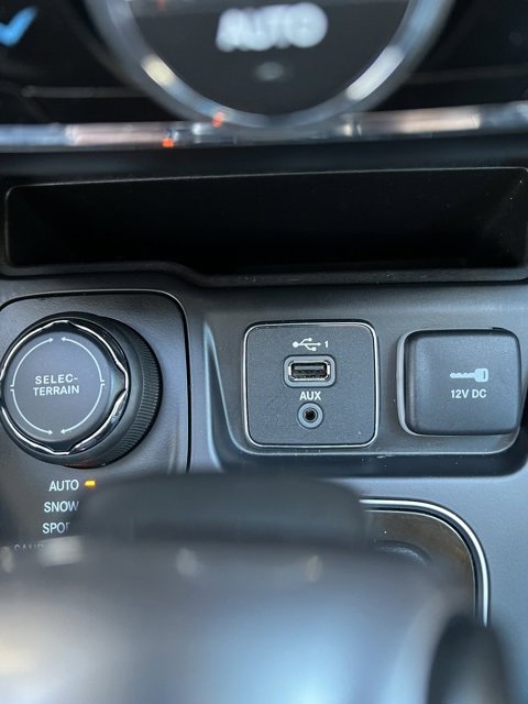 Used 2023 Jeep Cherokee Altitude Lux image 34