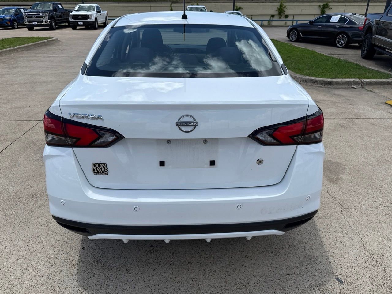 Used 2023 Nissan Versa S FWD image 9