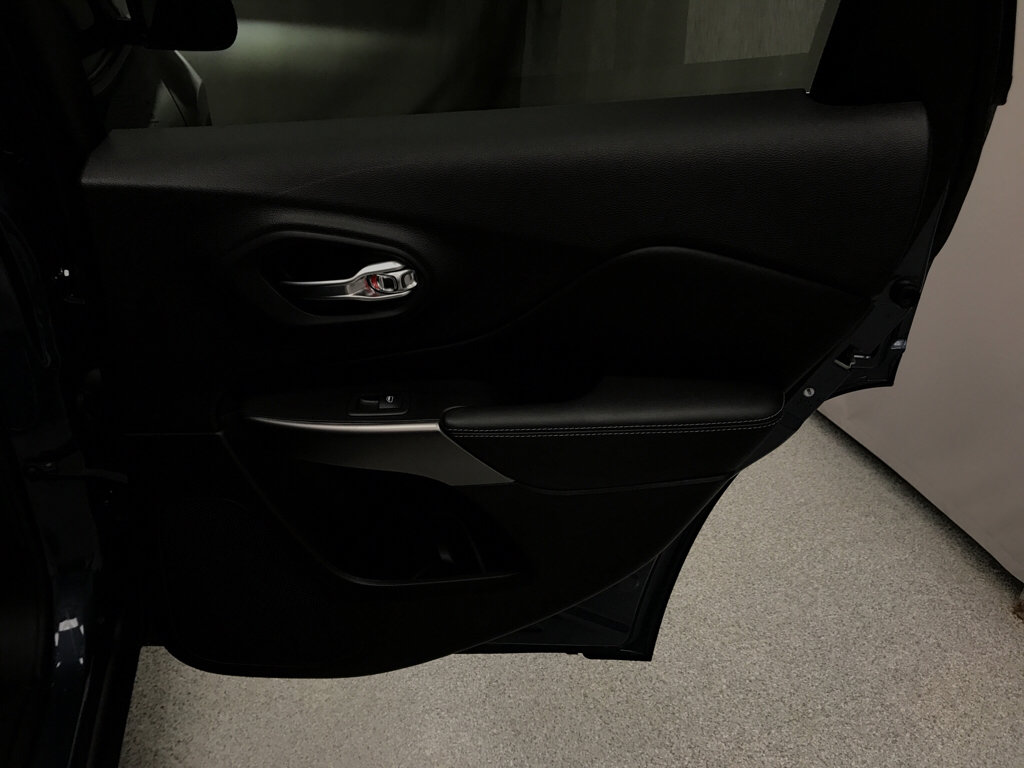 Used 2020 Jeep Cherokee Latitude Plus w/ Comfort/Convenience Group image 15