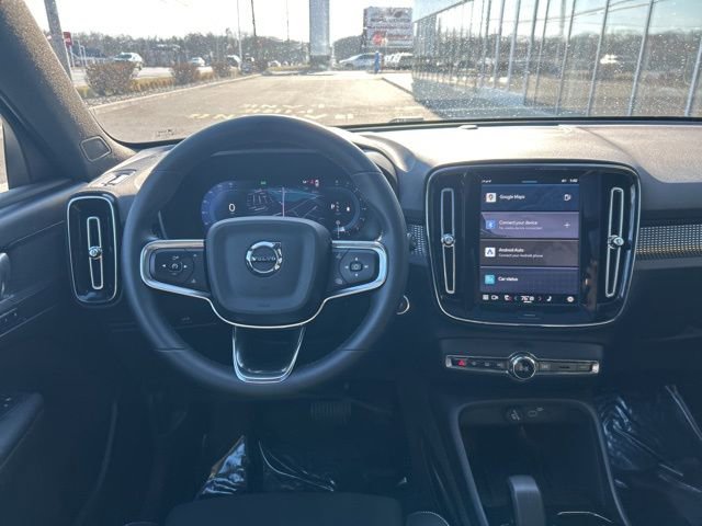 Certified 2025 Volvo XC40 B5 Plus AWD/4WD image 17