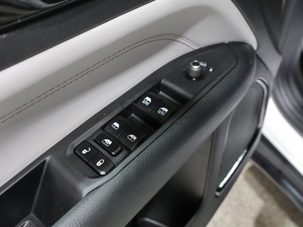 Used 2025 Jeep Compass Limited AWD/4WD image 13