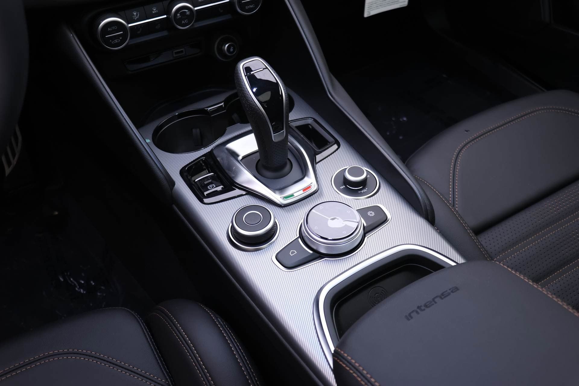 New 2025 Alfa Romeo Giulia AWD w/ Driving Assist Package image 13