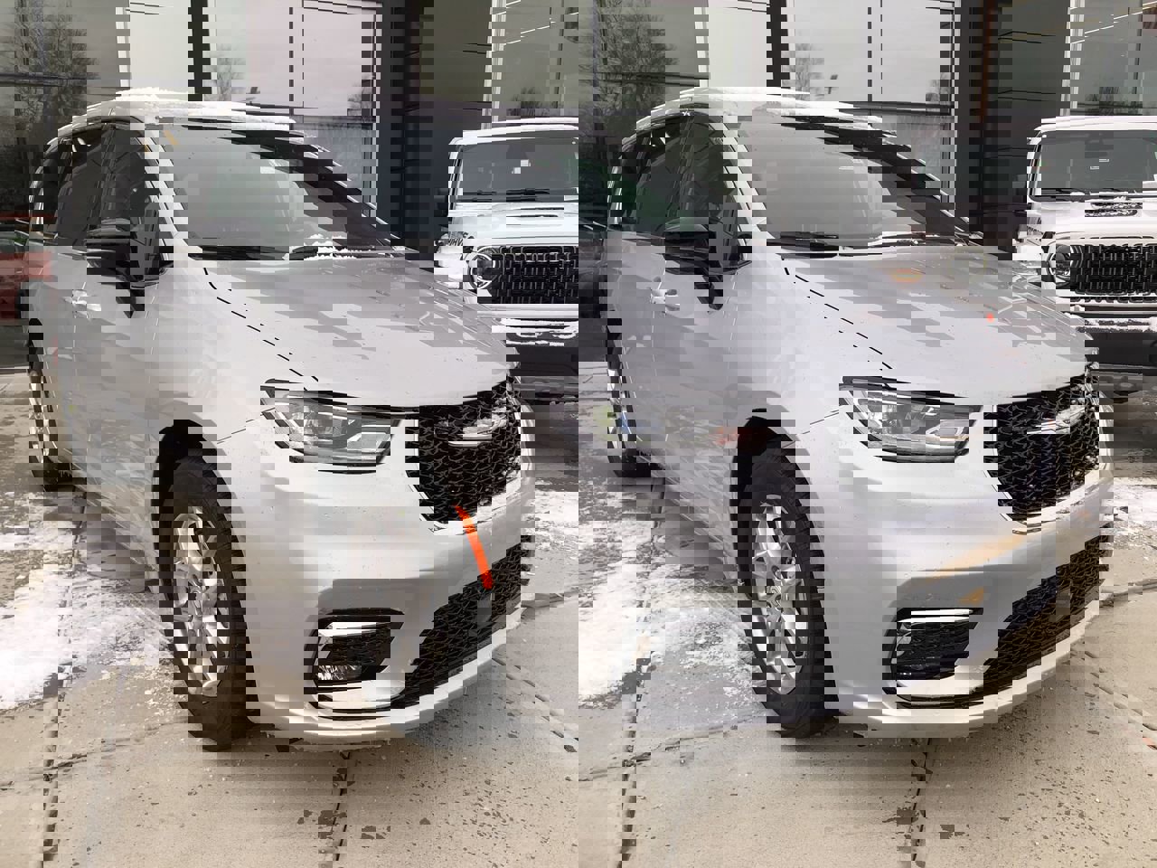 New 2026 Chrysler Pacifica Select image 7