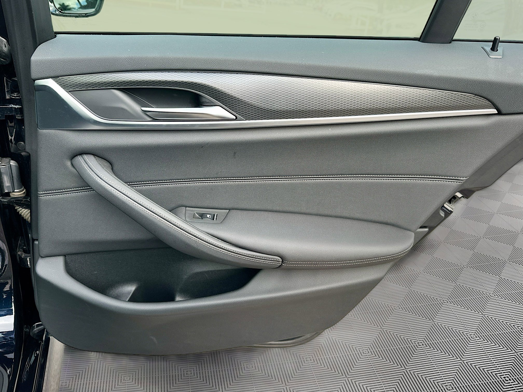 Used 2023 BMW 530e w/ M Sport Package image 33