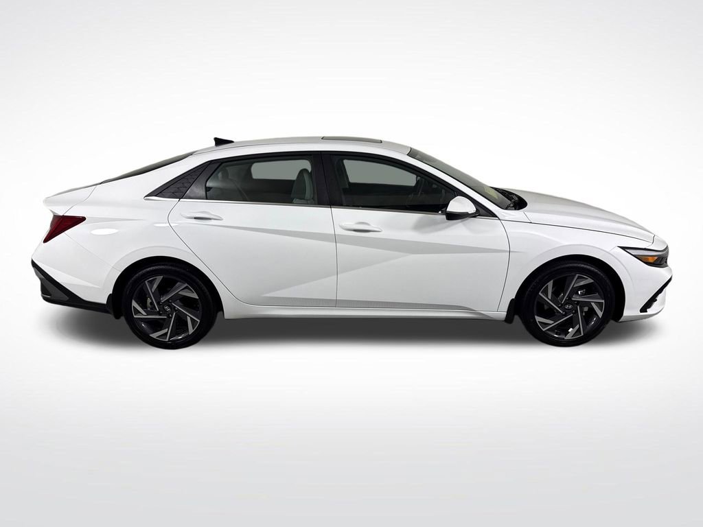 Used 2025 Hyundai Elantra Limited FWD image 2