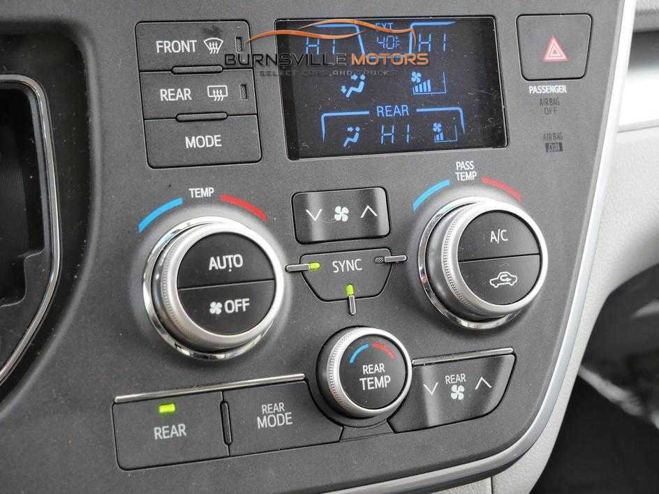 Used 2015 Toyota Sienna LE AWD/4WD image 22