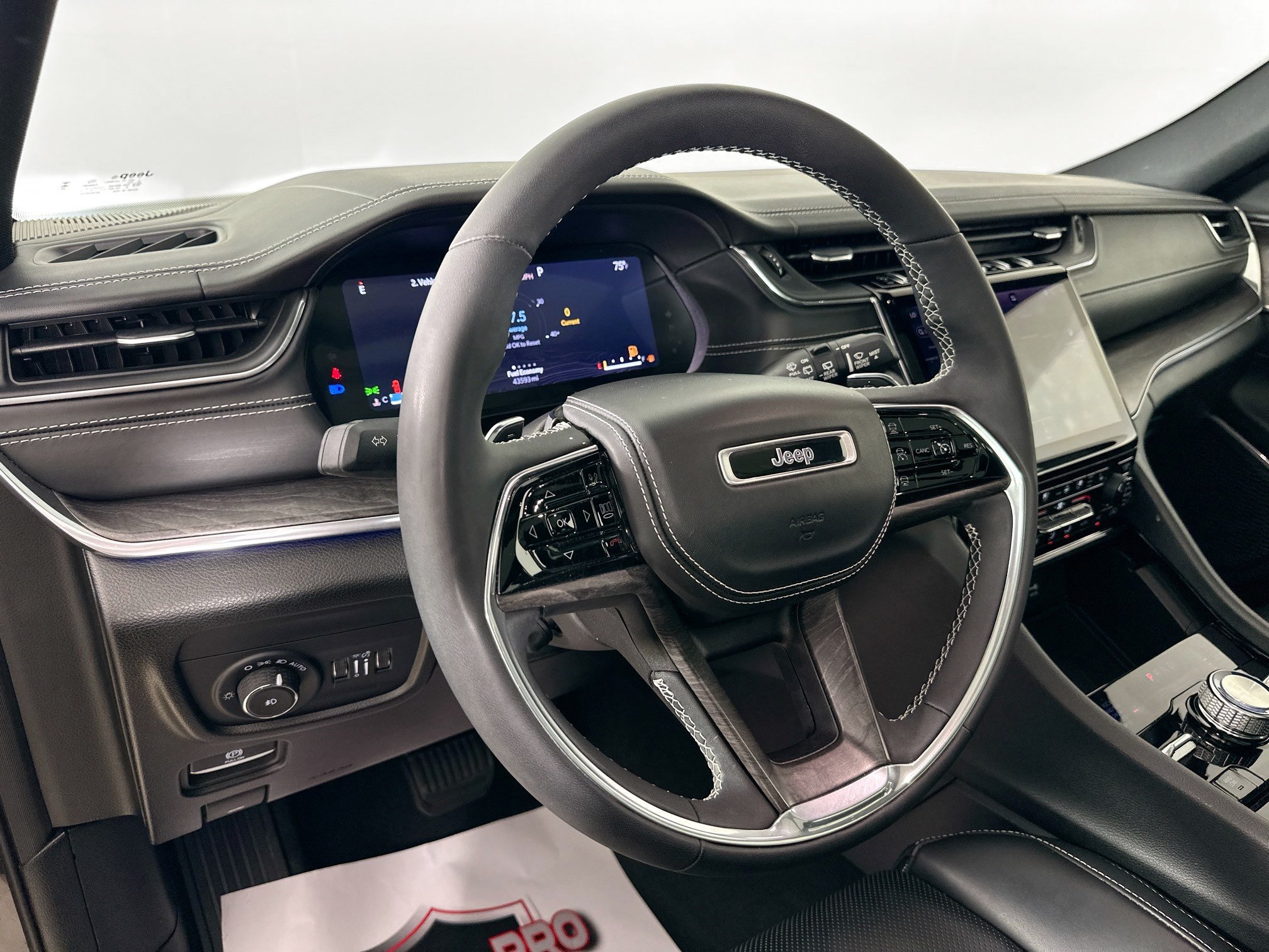 Used 2023 Jeep Grand Cherokee L Overland w/ Luxury Tech Group IV AWD/4WD image 10