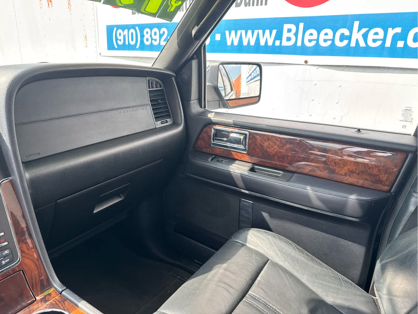 Used 2015 Lincoln Navigator 2WD image 30
