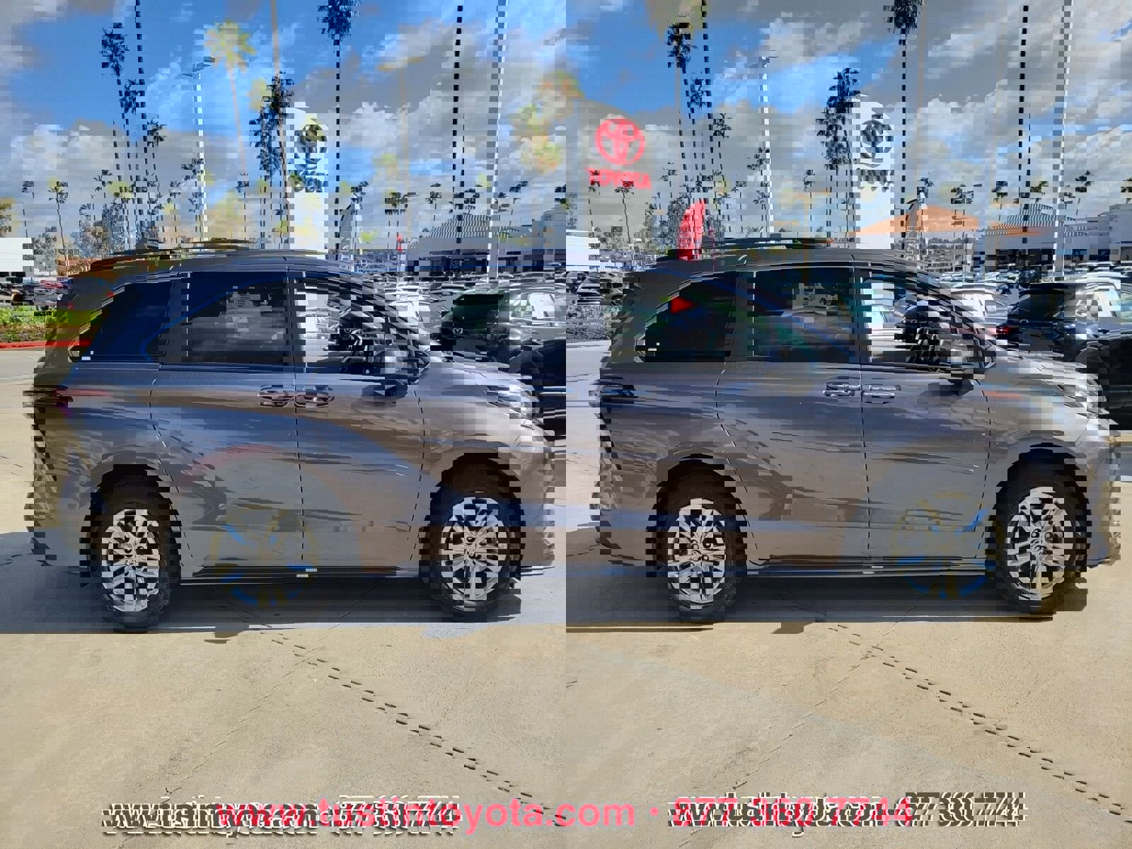 Certified 2023 Toyota Sienna XLE w/ XLE Plus Package FWD image 3