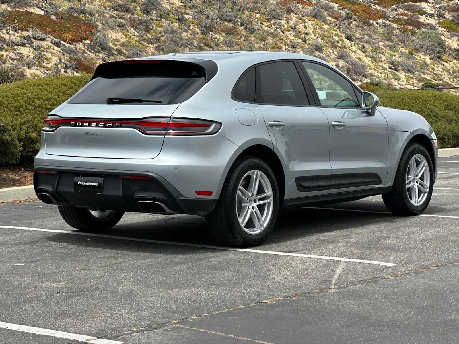 Certified 2025 Porsche Macan AWD/4WD image 7