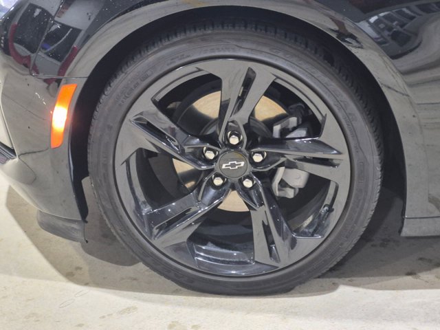 Used 2023 Chevrolet Camaro LT RWD image 9
