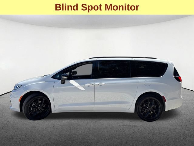 Used 2025 Chrysler Pacifica Limited w/ Trailer Tow Group AWD/4WD image 6