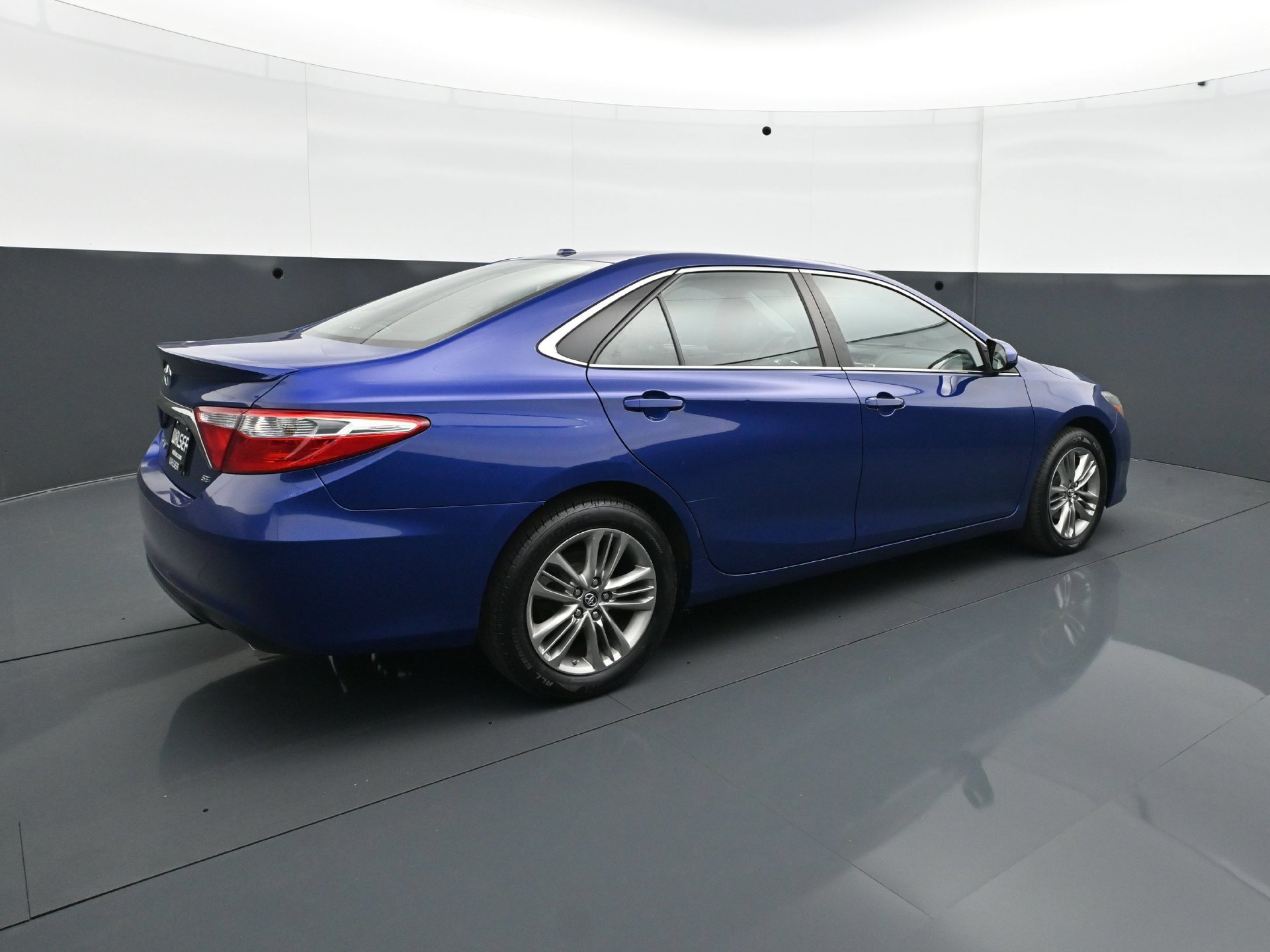 Used 2016 Toyota Camry SE w/ Moonroof Package FWD image 7