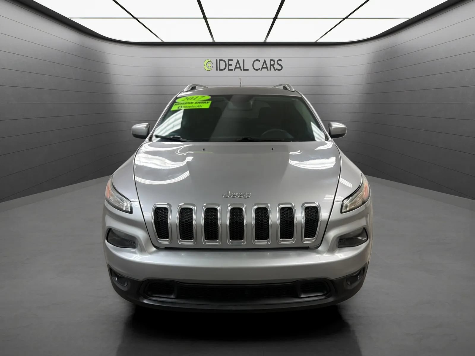 Used 2017 Jeep Cherokee Latitude FWD image 2