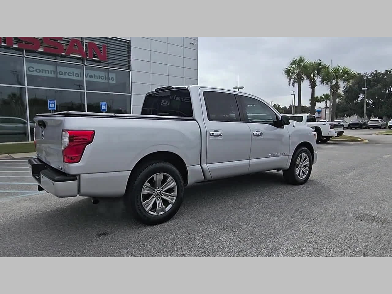 Used 2018 Nissan Titan SV w/ SV Convenience Package RWD image 32