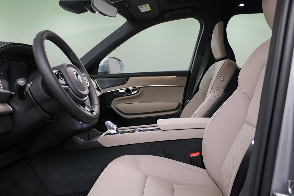 New 2026 Volvo XC90 B6 Plus w/ Protection Package Premier AWD/4WD image 18