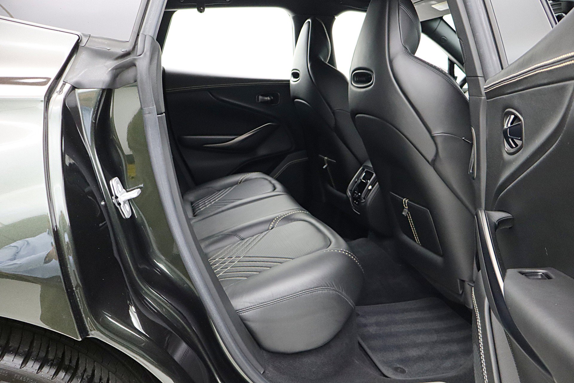 Used 2021 Aston Martin DBX AWD/4WD image 39