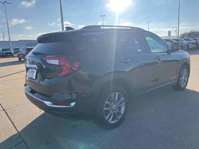 Used 2024 GMC Terrain SLT image 3