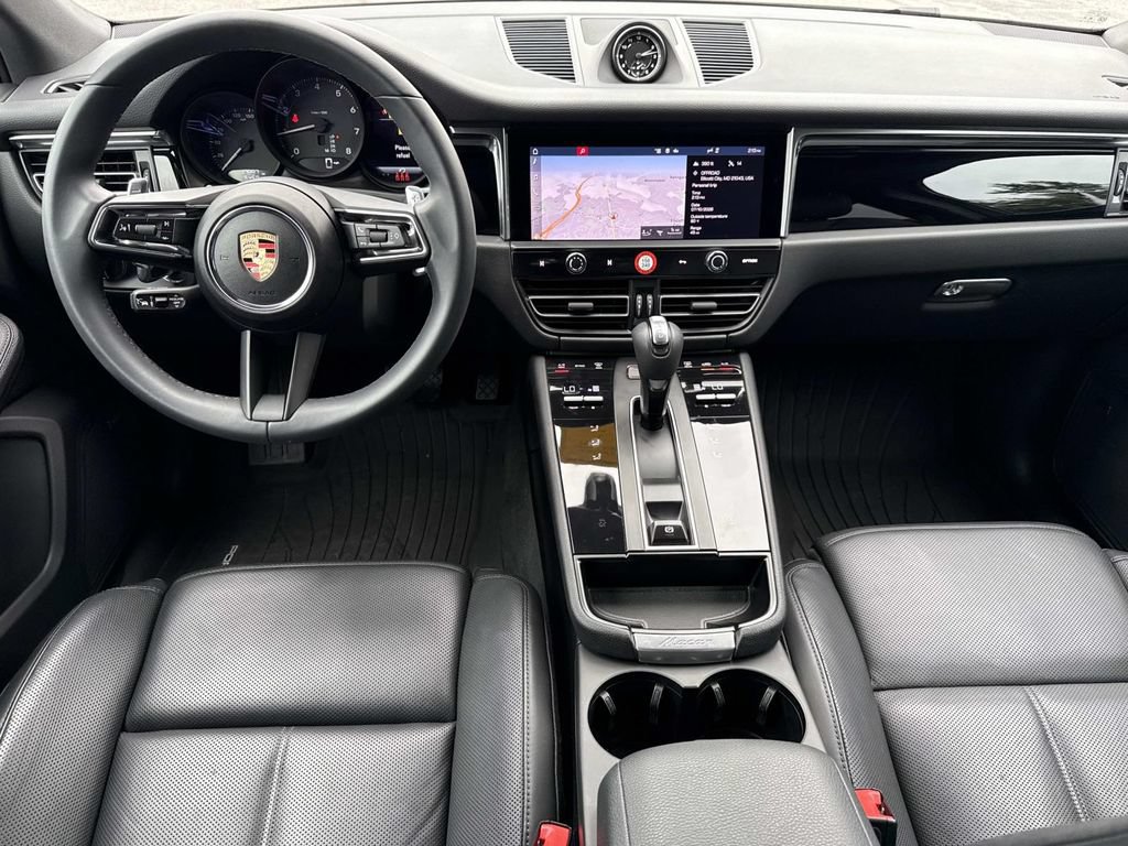 Used 2025 Porsche Macan AWD/4WD image 2