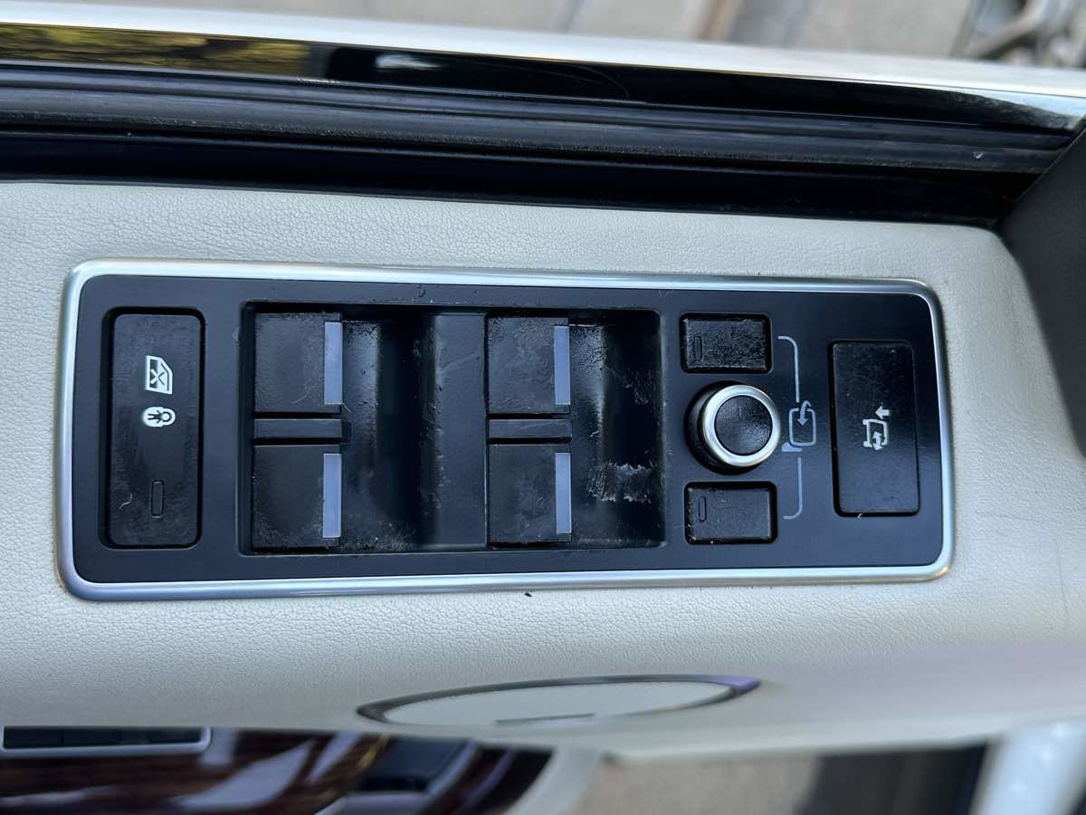 Used 2014 Land Rover Range Rover HSE image 31