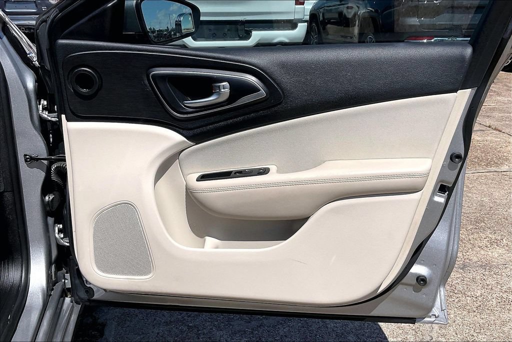 Used 2015 Chrysler 200 Limited FWD image 28